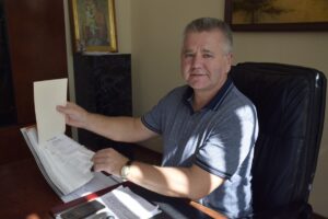 Заступник генерального директора ТОВ Компанія Пульсар і Ко, член Наглядової Ради фабрики Богдан Гапяк зі зразками продукції підприємства